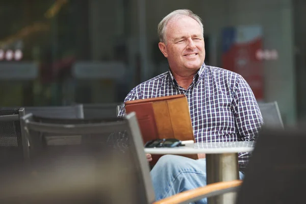 Portrait Homme Mûr Souriant Avec Tablette Assis Dans Café — Photo