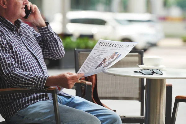 Przycięty Obraz Człowieka Gazety Ręce Siedząc Kawiarni Wywołanie Telefon — Zdjęcie stockowe