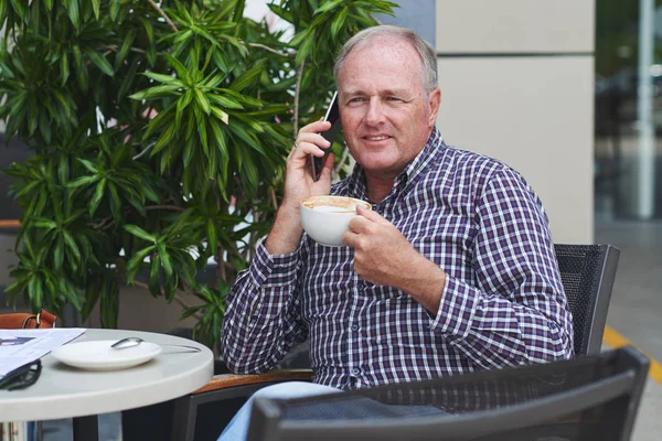 Biznesmen Wywołanie Telefon Podczas Picia Cappuccino — Zdjęcie stockowe