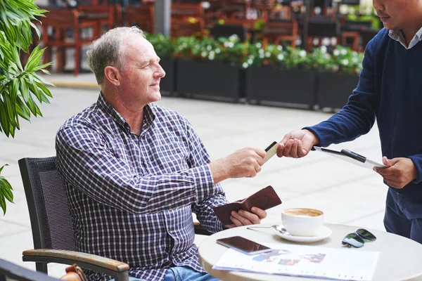 Senior Café Gibt Kellner Kreditkarte — Stockfoto