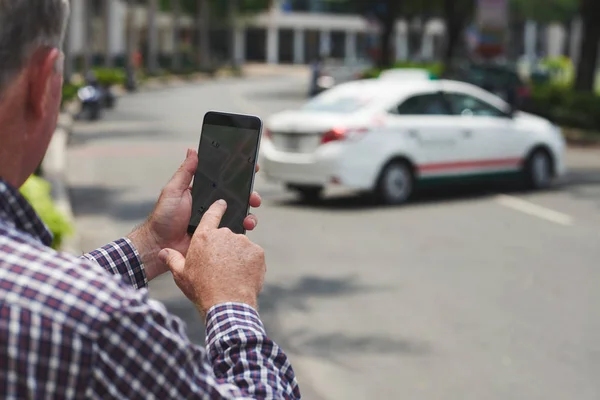 Imagem Close Homem Usando Aplicativo Para Rastrear Carro Táxi — Fotografia de Stock