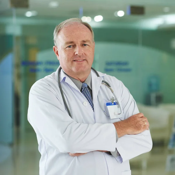 Portrait Experienced Doctor Standing His Arms Folded — Stock Photo, Image