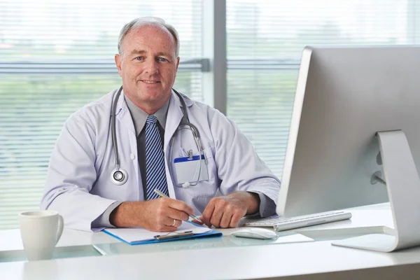 Sonriente Médico Maduro Trabajando Mesa — Foto de Stock