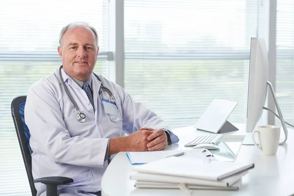 Retrato Del Médico General Confiado Mirando Cámara — Foto de Stock