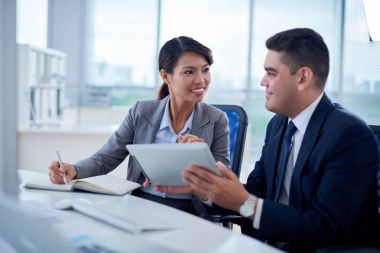 Toplantıda konuşan neşeli arkadaşları Vietnamca