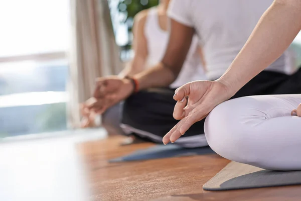 Kvinna Att Hålla Hennes Hand Ghyana Mudra När Mediterar — Stockfoto