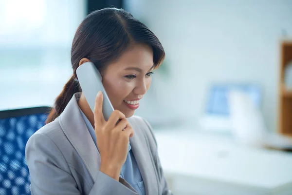 Vrij Lachende Dame Van Vietnamese Bedrijven Praten Aan Telefoon — Stockfoto