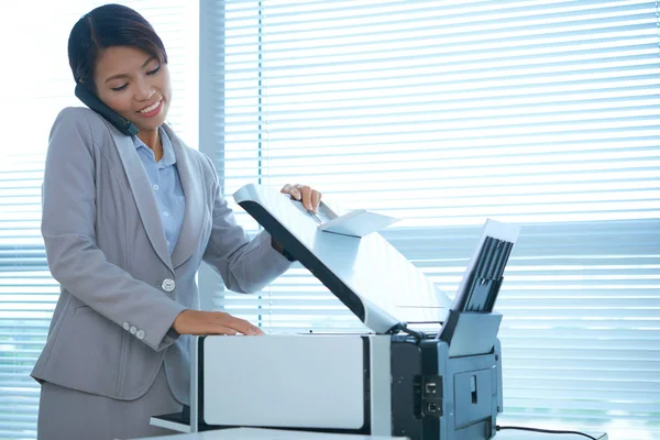 Empresária Muito Sorridente Chamando Pelo Telefone Digitalizando Documentos — Fotografia de Stock