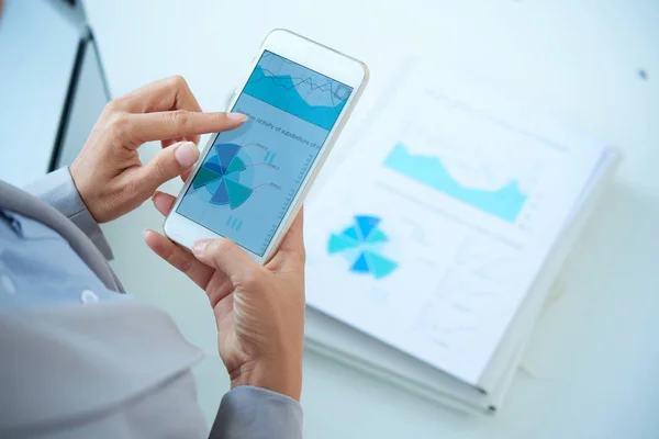 Руки Ділової Людини Аналіз Фінансової Діаграми Екрані Смартфона — стокове фото