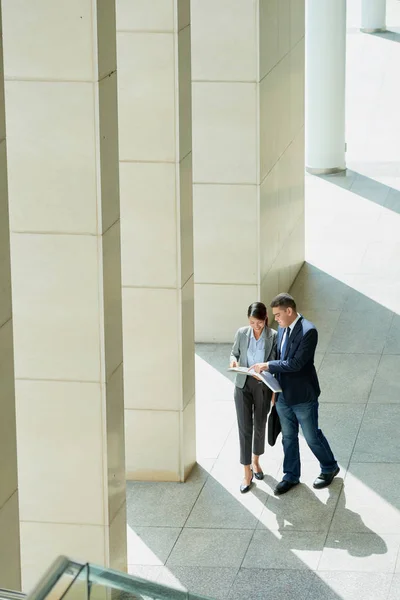 Twee Glimlachend Zakenpartners Documenten Samen Lezen — Stockfoto