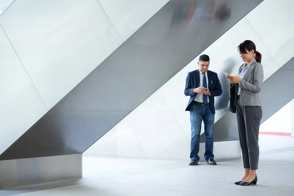 Geschäftsleute Mit Smartphones Stehen Modernen Büro Und Schreiben Sms — Stockfoto