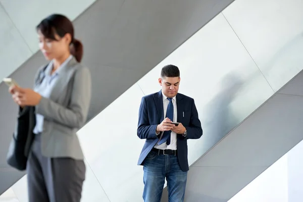 Serious Business Entrepreneur Using Application His Smartphone — Stock Photo, Image