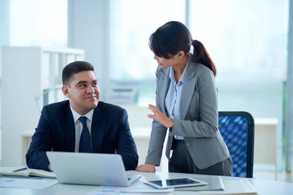 Giovane Donna Affari Raccontando Sue Idee Collega Maschio — Foto Stock