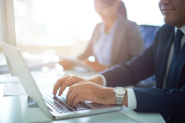 Mani Uomo Affari Che Lavora Laptop Messa Fuoco Selettiva — Foto Stock