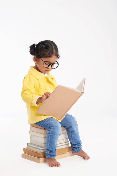 Mignon Petit Ver Bibliothèque Dans Les Lunettes Assis Sur Tas — Photo