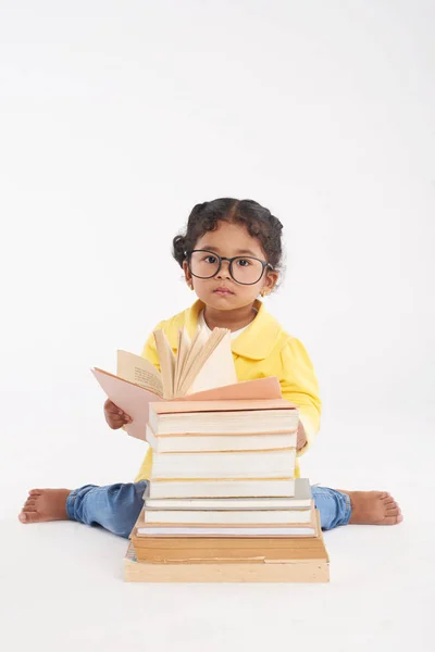 Retrato Comprimento Total Adorável Menina Sentada Atrás Pilha Livros Enciclopédia — Fotografia de Stock