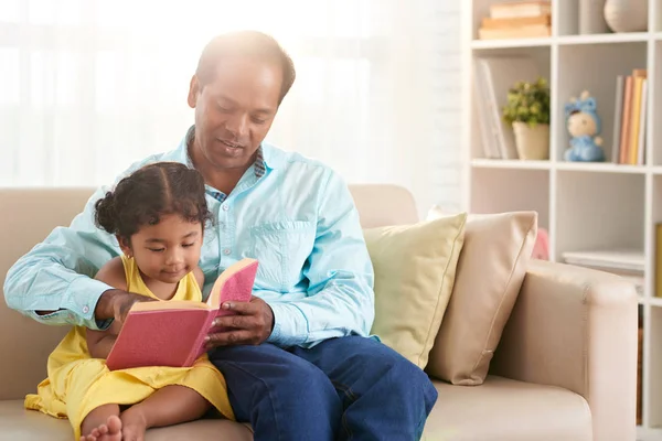 Indischer Vater Liest Seiner Kleinen Tochter Hause Märchen Vor — Stockfoto