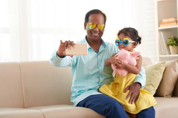 Lächelnder Vater Und Seine Süße Kleine Tochter Mit Sonnenbrille Machen — Stockfoto