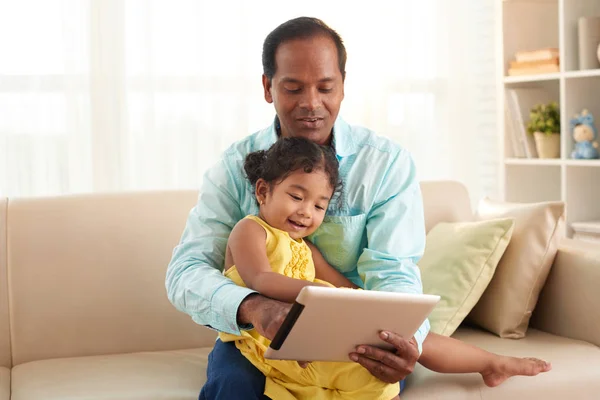 陽気な父と彼のかわいい娘デジタル タブレットに教育的なゲームをプレイ — ストック写真