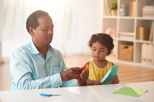 Padre Sua Bella Figlioletta Seduti Tavola Fare Applique Cartone Colorato — Foto Stock