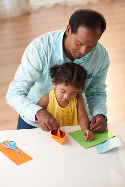 Schöne Familie Versammelte Sich Wohnzimmer Und Spielte Mit Handgeschöpftem Papierschiff — Stockfoto