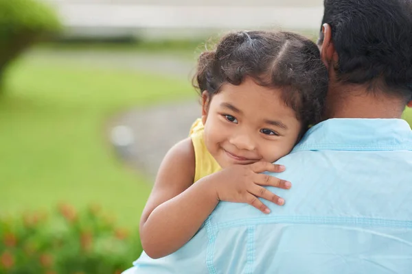 Fröhliches Kleines Indisches Mädchen Umarmt Ihren Vater — Stockfoto