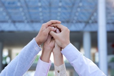 Birlikte kurumsal ruhu göstermek için ellerini tutmak iş arkadaşları