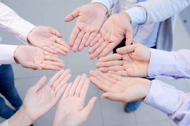 Şirket yöneticileri, açılan avuç görüntülemek yukarıdan