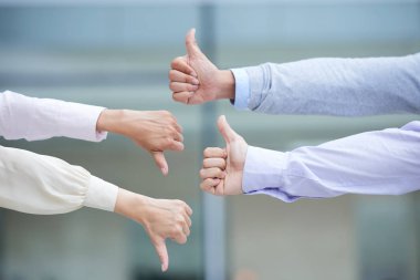 İş adamları başparmak-up ve başparmak-çıkışlar gösteren işaretler el