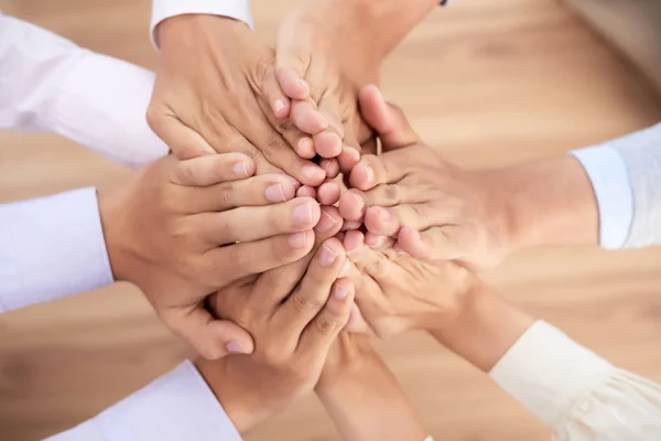 Närbild Bild Affärsmän Att Hålla Händerna Ihop — Stockfoto