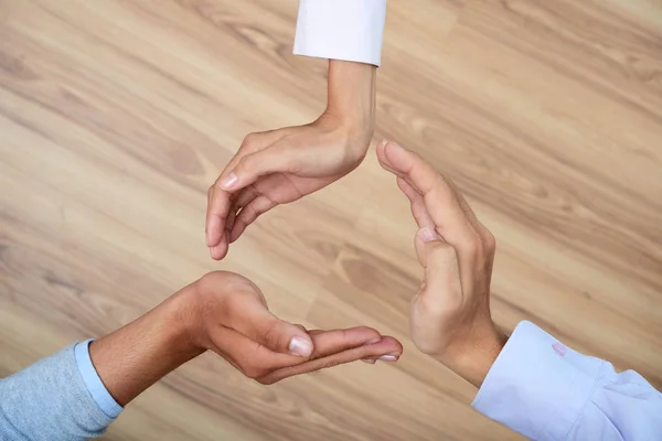Drei Geschäftsleute Machen Kreis Mit Ihren Händen Kraft Der Teamarbeit — Stockfoto
