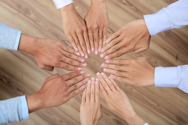 Mitarbeiter Halten Ihre Handflächen Zusammen Blick Von Oben — Stockfoto