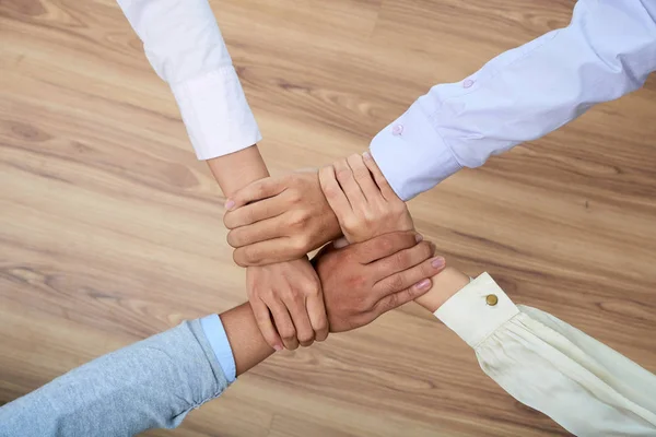 相互握着手腕的同事 伙伴关系和合作概念 — 图库照片