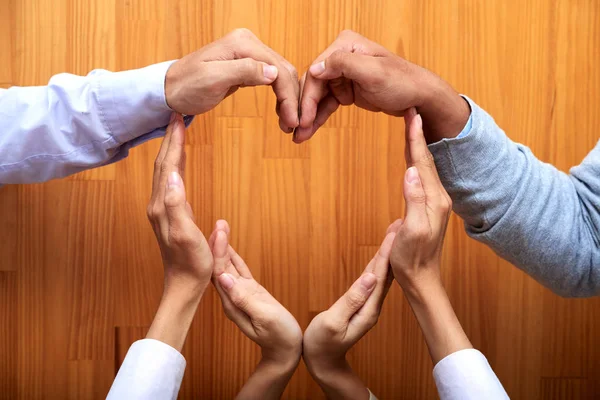 Gente Haciendo Forma Corazón Con Sus Manos Expresando Amor —  Fotos de Stock