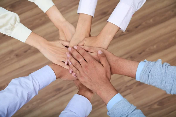 Geschäftsleute Sammeln Ihre Hände Unterstützung Und Geschlossenheit Zeigen — Stockfoto