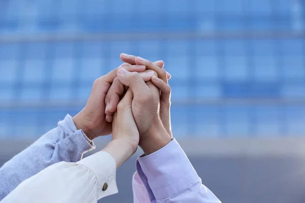 Business Collega Omklemde Hun Handen Samen Zodat Eenheid — Stockfoto