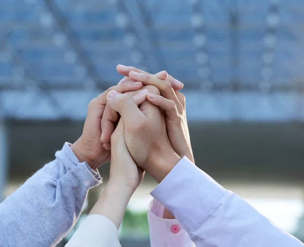 Les Mains Jointes Des Gens Affaires Levées Pour Exprimer Leur — Photo