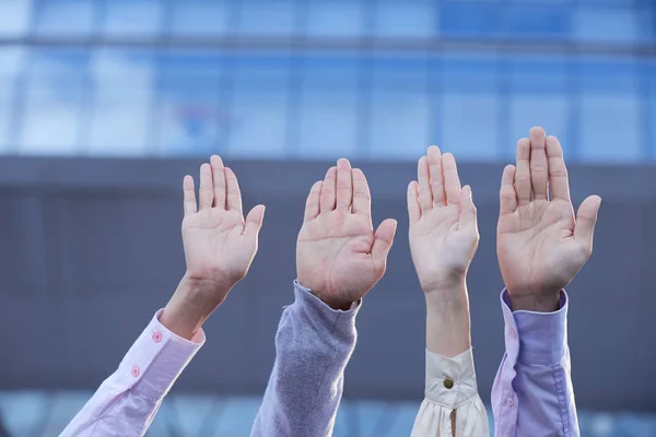 Des Palmiers Hommes Affaires Élevés Dans Ciel — Photo