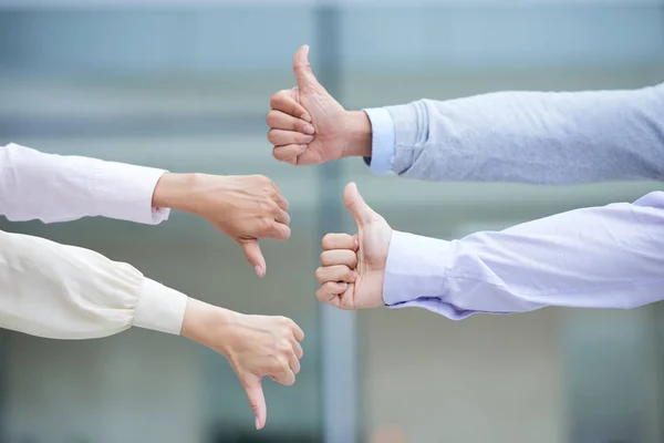 Mensen Uit Het Bedrijfsleven Toont Thumbs Duimen Downs Hand Tekenen — Stockfoto