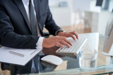 bilgisayar klavye Office masada yazarak işadamı kısmi görünümü