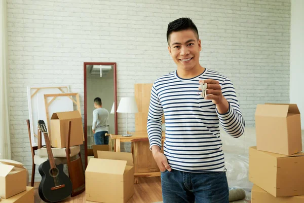 Jovem Asiático Homem Quarto Com Caixa Caixas Segurando Porta Chaves — Fotografia de Stock