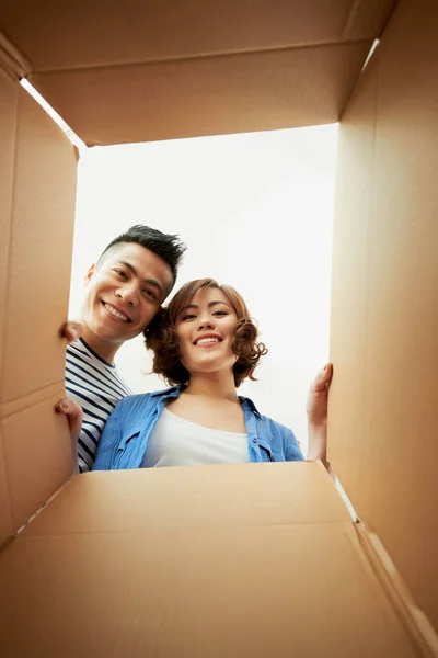 Asiático Casal Olhando Dentro Caixa Papelão — Fotografia de Stock