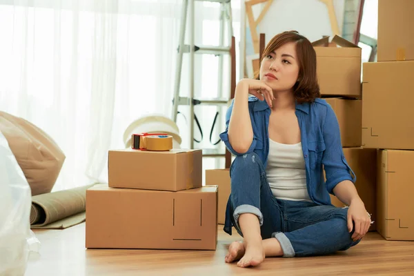 Mooie Jonge Aziatische Vrouw Zittend Vloer Kamer Met Kartonnen Dozen — Stockfoto