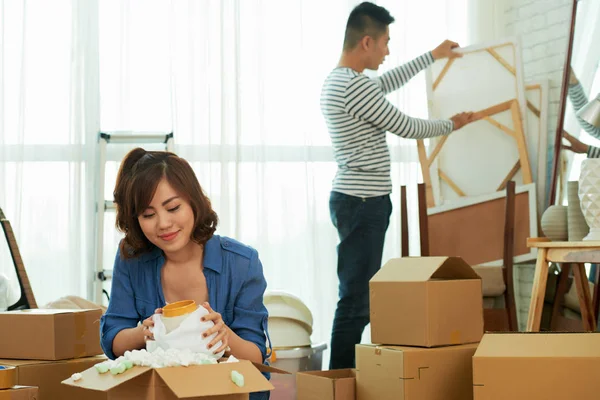 Asian Couple Packing Stuff Wile House Moving — Stock Photo, Image