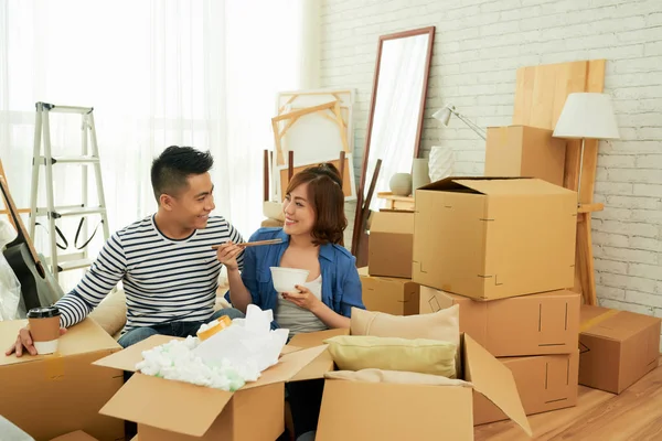 Pareja Empacando Sus Cosas Teniendo Descanso Para Comer Alimentos —  Fotos de Stock