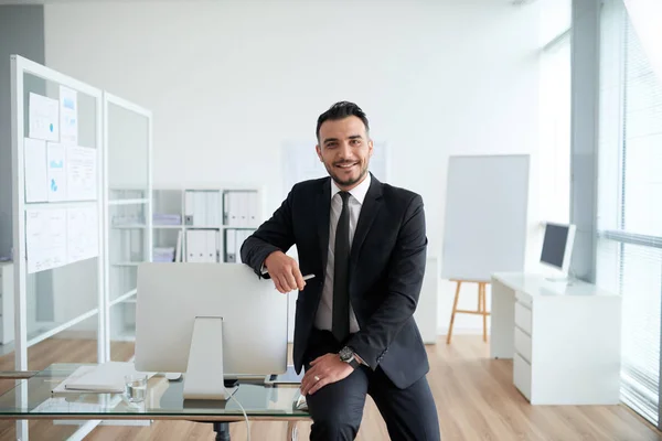 Knappe Kaukasische Zakenman Kantoor Zittend Tafel Met Computermonitor Camera Kijken — Stockfoto