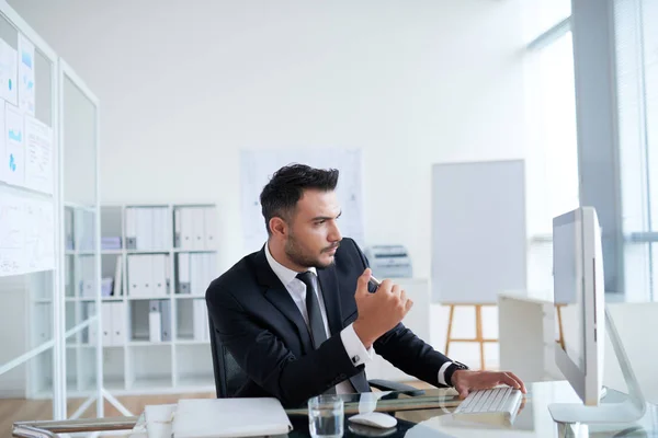 Professionell Affärsman Office Tittar Datorskärmen Arbetsplatsen Tabell Office — Stockfoto