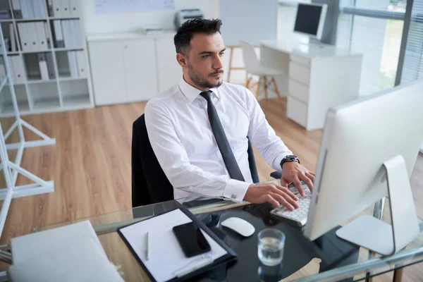 Kaukasiska Affärsman Att Skriva Datorns Tangentbord Och Arbetar Kontor — Stockfoto