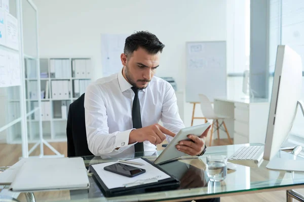 Biznesmen Kaukaski Pomocą Cyfrowego Tabletu Biurze Przy Stole Miejsce Pracy — Zdjęcie stockowe