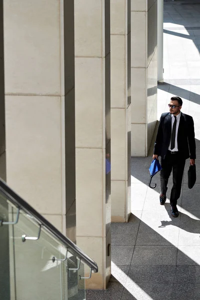 Exitoso Hombre Negocios Caminando Calle Con Paraguas — Foto de Stock